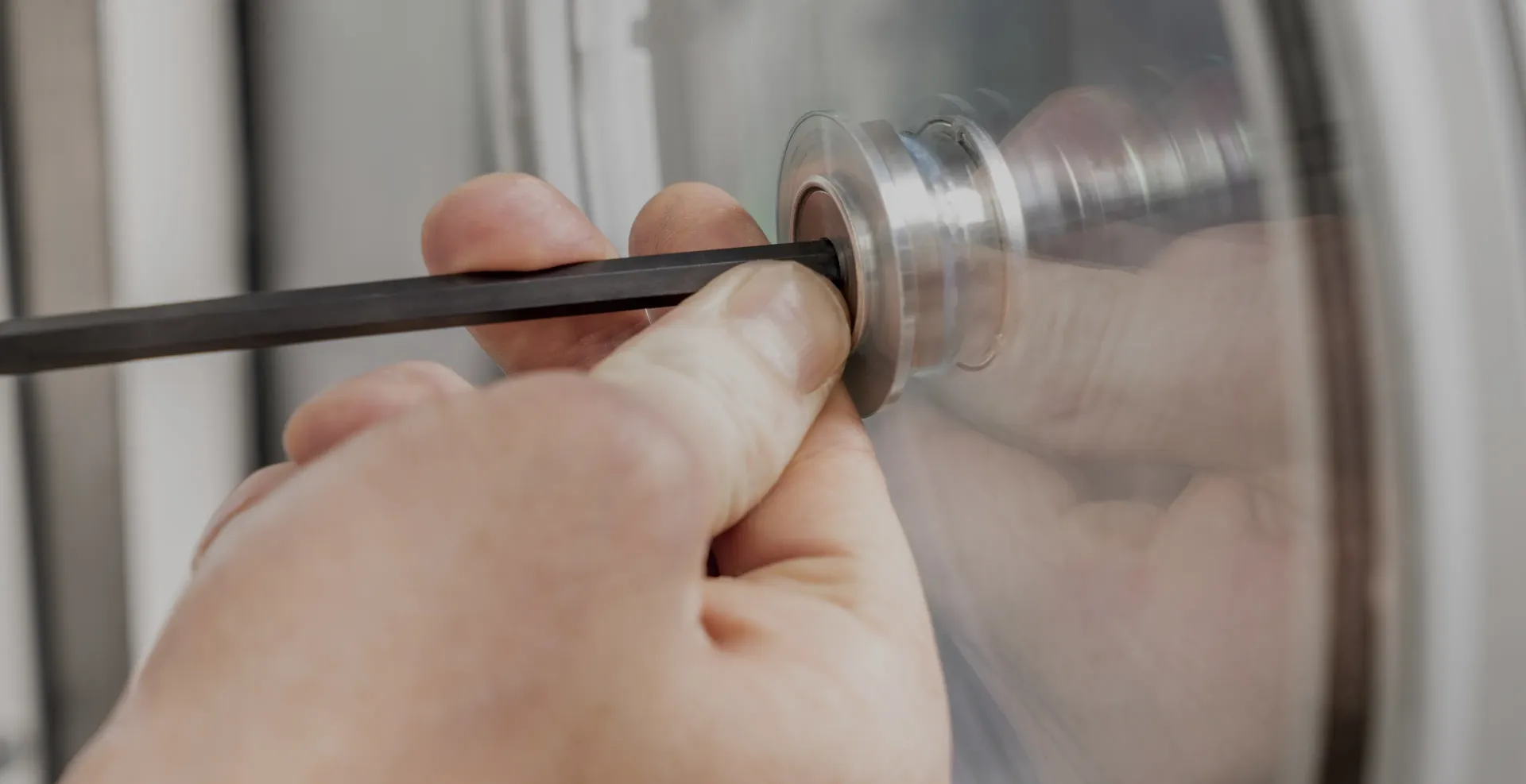 [DRAFT-MT] Changing a Rotoclear spinning-window rotor by loosening the single centre screw