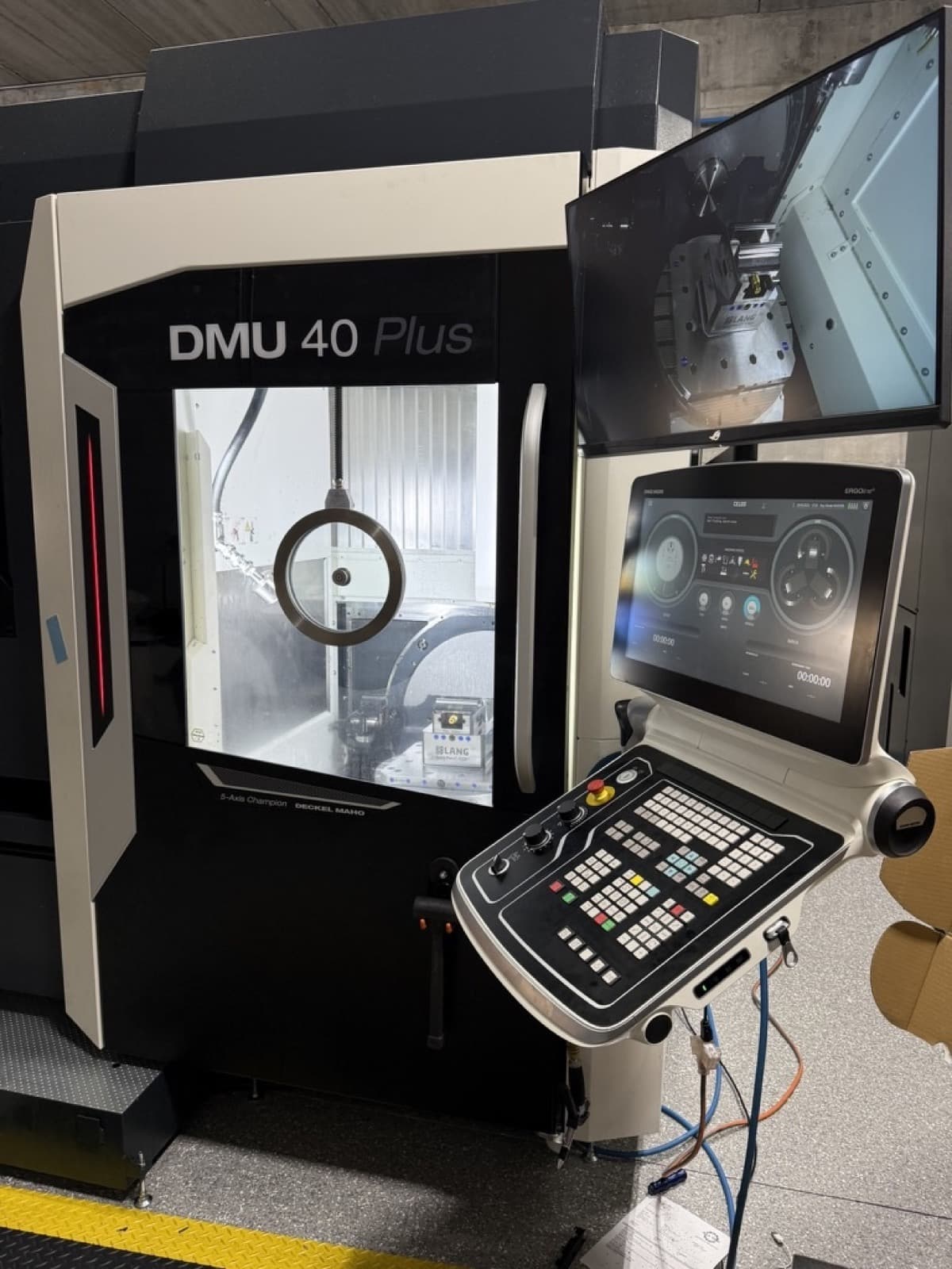 Deckel Maho DMU 40 Plus — dual-monitor live view