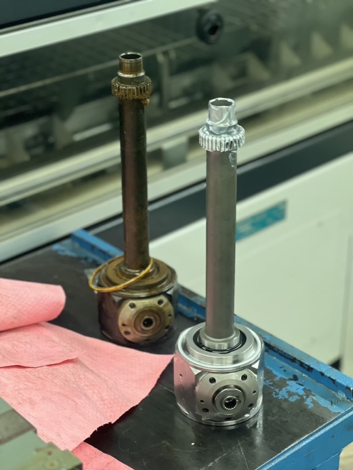 Sauter turret drive shaft, worn original beside the reconditioned part